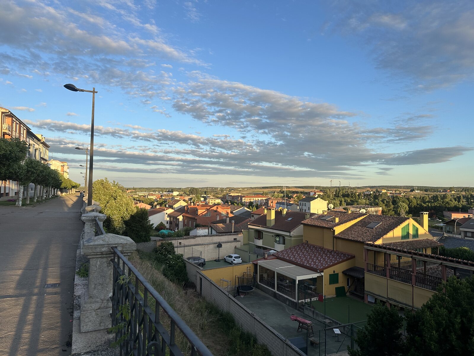 晚上九點半的 Astorga，天還亮著