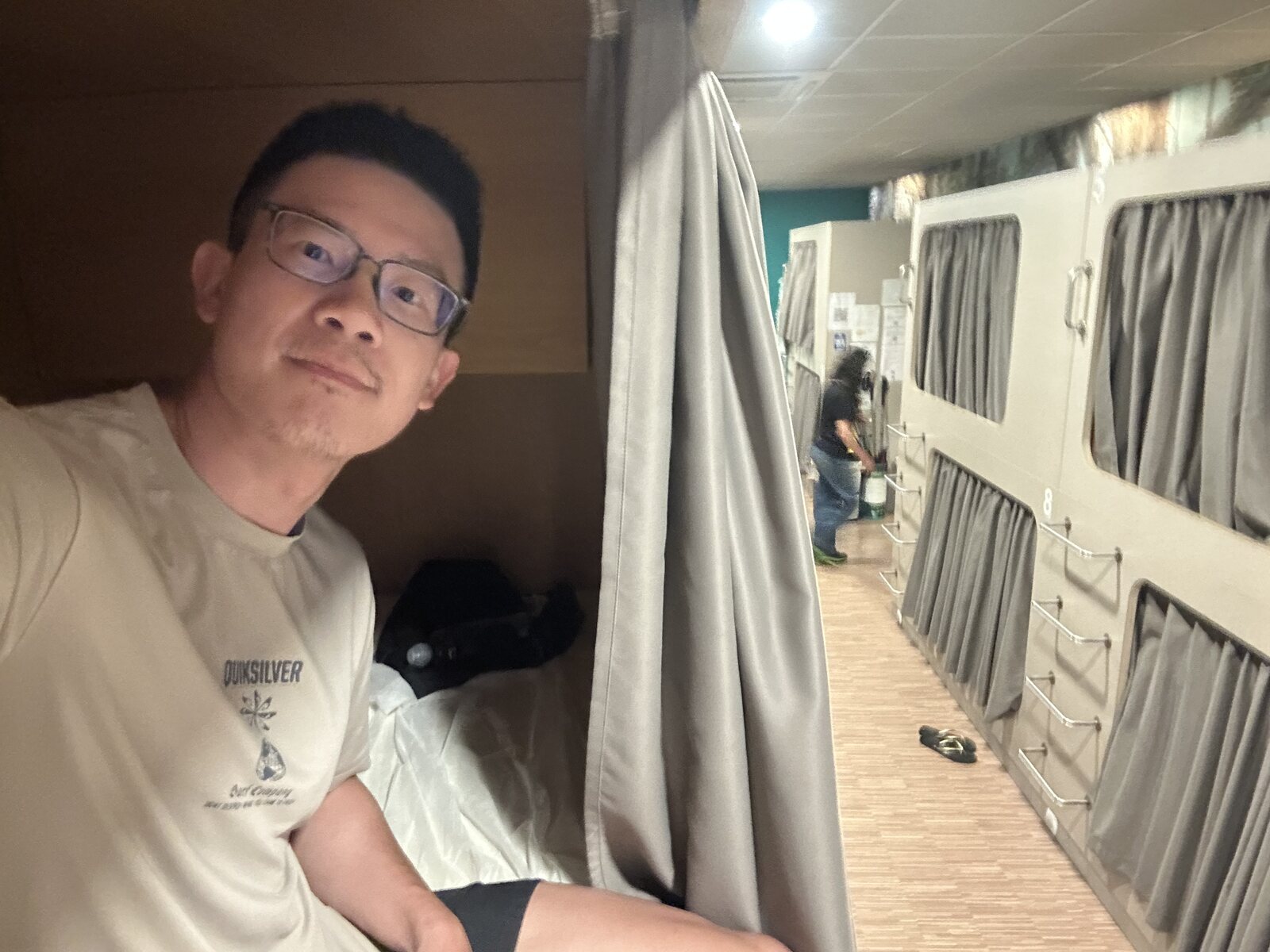 青年旅館的床位,至少有簾子可以拉。