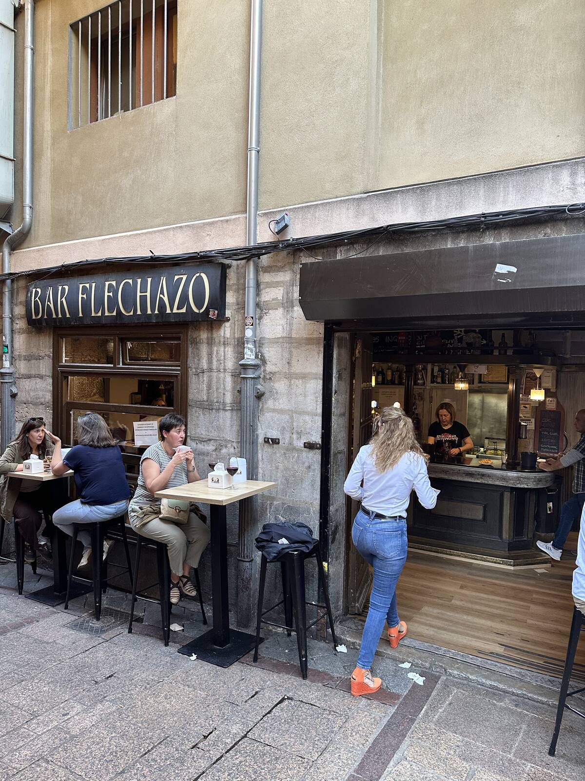 Bar Flechazo 的店面，就在潮濕區的巷子裡。