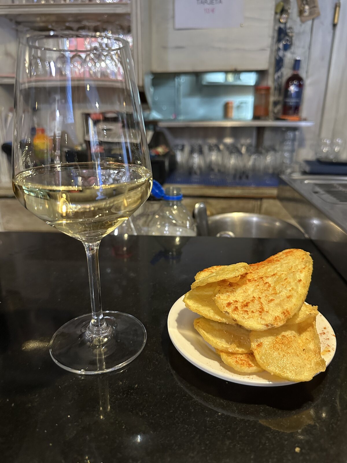 白酒配現炸馬鈴薯片。整趟朝聖之路排得進前三名的 tapas。