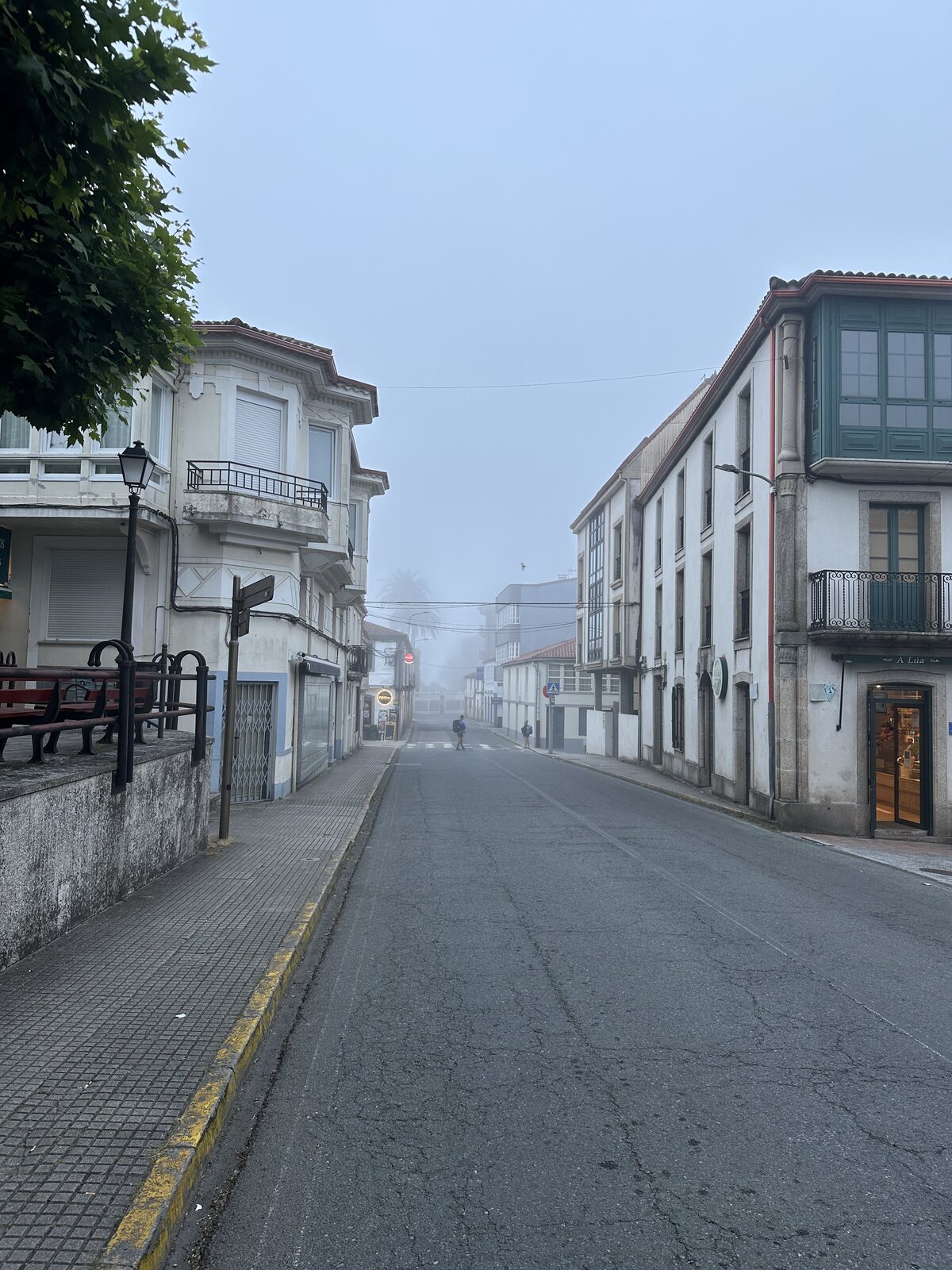 七點的 Arzúa，街上只有一個人影
