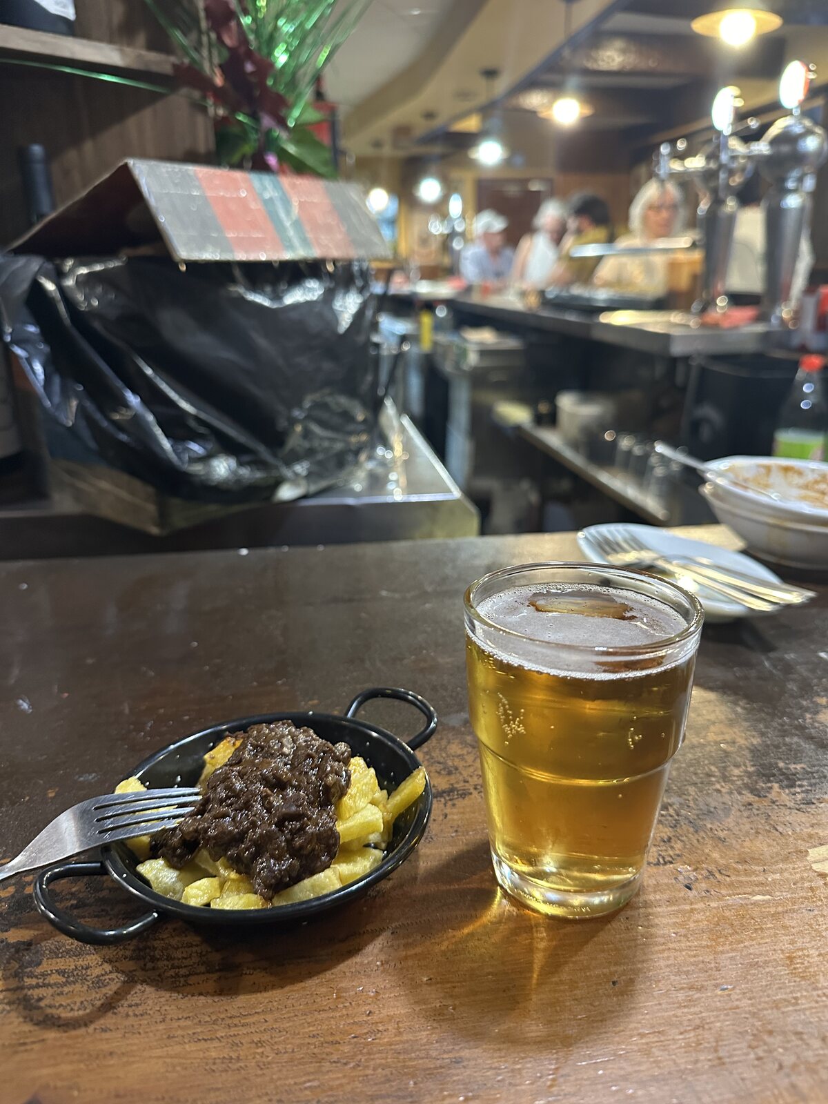 肉醬薯條（patatas con picadillo）配生啤