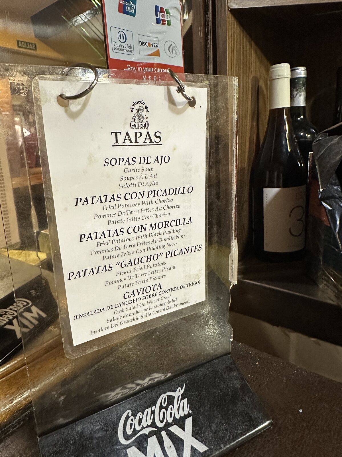 Tapas 菜單，直接列在吧台上