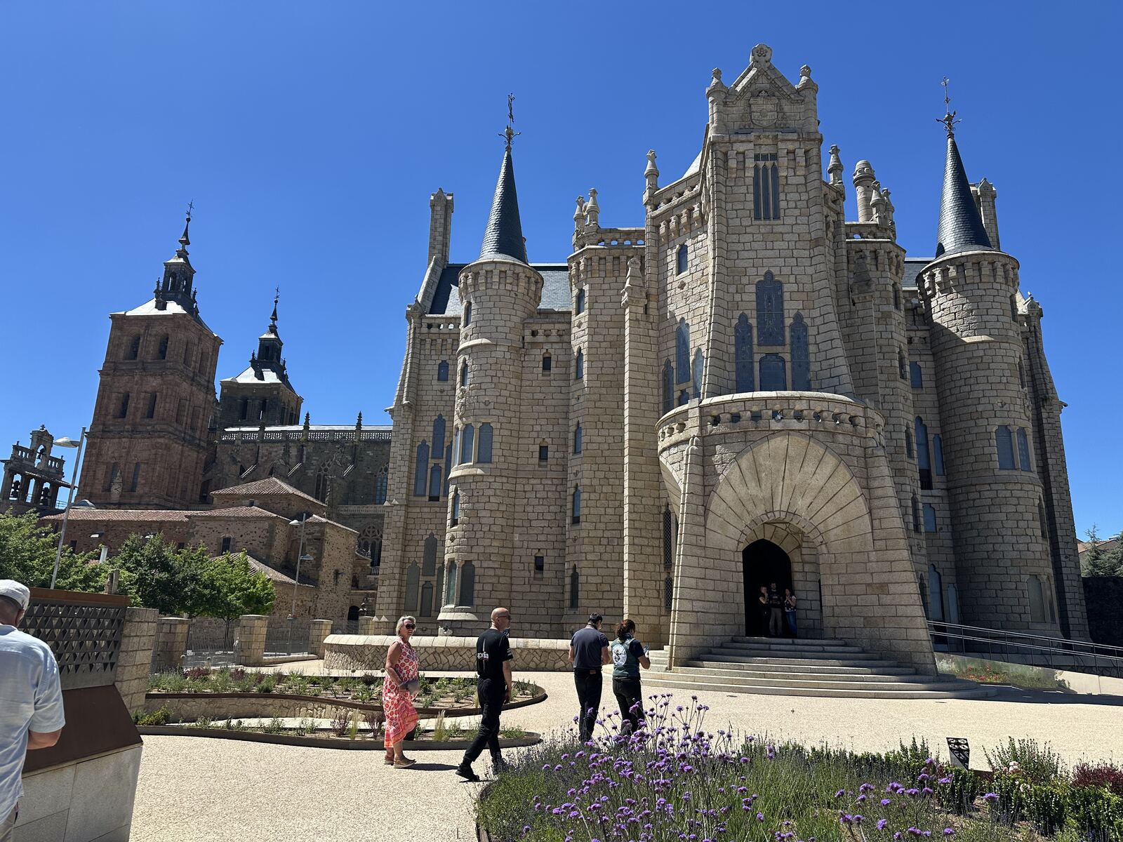 Astorga 主教宮。左後方那棟就是主教座堂。